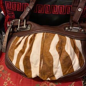 Elegant and chic B. Makowsky leather bag!